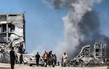 FOTO: Serangan Udara Israel Terus Berlangsung, Warga Mengungsi ke Arah Pantai Kota Gaza