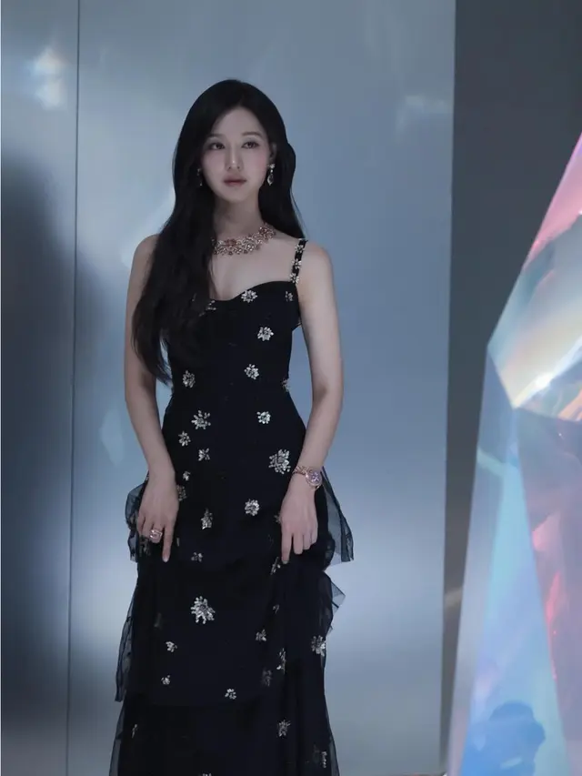 Kim Ji Won kenakan perhiasaan BVLGARI saat hadir di Tokyo. [@geewonii]