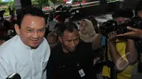 Gubernur Ahok menebar senyum saat tiba di Kantor KPK, Jakarta, Jumat (27/2/2015). Kedatangan Ahok untuk melaporkan temuan dana siluman di Pemerintah Provinsi DKI. (Liputan6.com/Herman Zakharia)