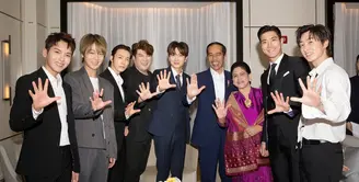 Presiden Republik Indonesia, Joko Widodo bertemu dengan Super Junior kala melakukan kunjungan ke Korea Selatan. (Twitter/SJOfficial)