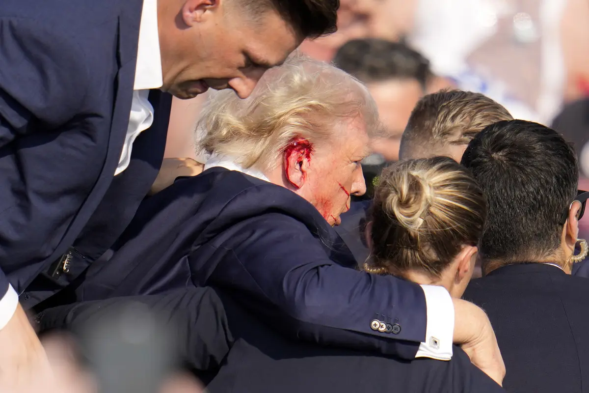 Donald Trump Ditembak Saat Kampanye