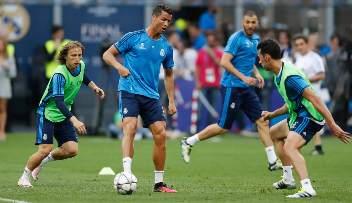 Pemain Real Madrid Cristiano Ronaldo, Luka Modric dan Alvaro Arbeloa saat melakukan latihan di Stadion San Siro, Milan, Italia, (27/5). Real Madrid akan bertanding di Final Piala Champion melawan klub sekotanya, Athletico Madrid. (Reuters/Stefan Wermuth)