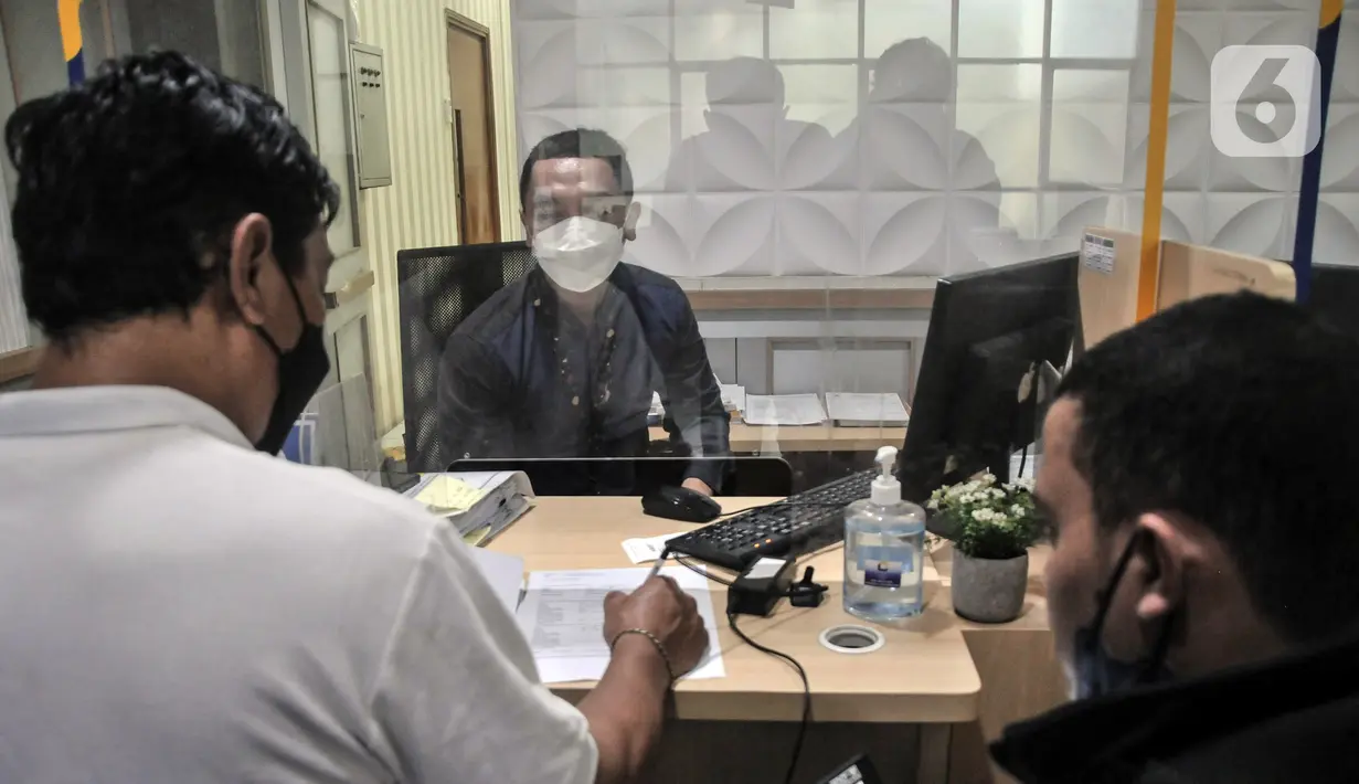 Petugas melayani warga yang mengurus layanan perpajakan di Kantor KPP Pratama Jakarta Jatinegara, Matraman, Jakarta Timur, Kamis (21/7/2022). Lewat penerapan Nomor Induk Kependudukan (NIK) sebagai Nomor Pokok Wajib Pajak (NPWP) maka masyarakat kini cukup hanya dengan mengingat NIK. (merdeka.com/Iqbal S. Nugroho)