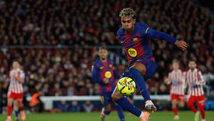 Lamine Yamal berjuang mengontrol bola dalam laga Liga Spanyol antara Barcelona vs Atletico Madrid di Camp Nou, 3 Desember 2025. (AP Photo/Joan Monfort)