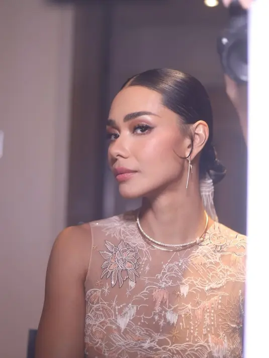 Kembali dirancang Mel Ahyar, kali ini pemeran serial Mendua itu tampil dalam balutan sheer sleeveless dress warna broken white. [Foto: Instagram].