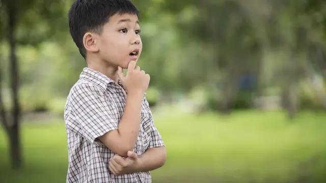 Seorang anak laki-laki tampak sedang berpikir di sebuah taman (Foto Dok: Freepik/jcomp)