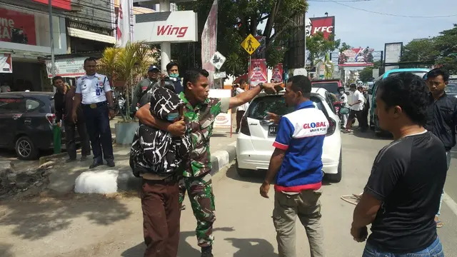 Kopda Emanuel Meresyembun, saat melerai tawuran anak STM, Jumat (6/12/2019).(Liputan6.com/Ahmad Akbar Fua)