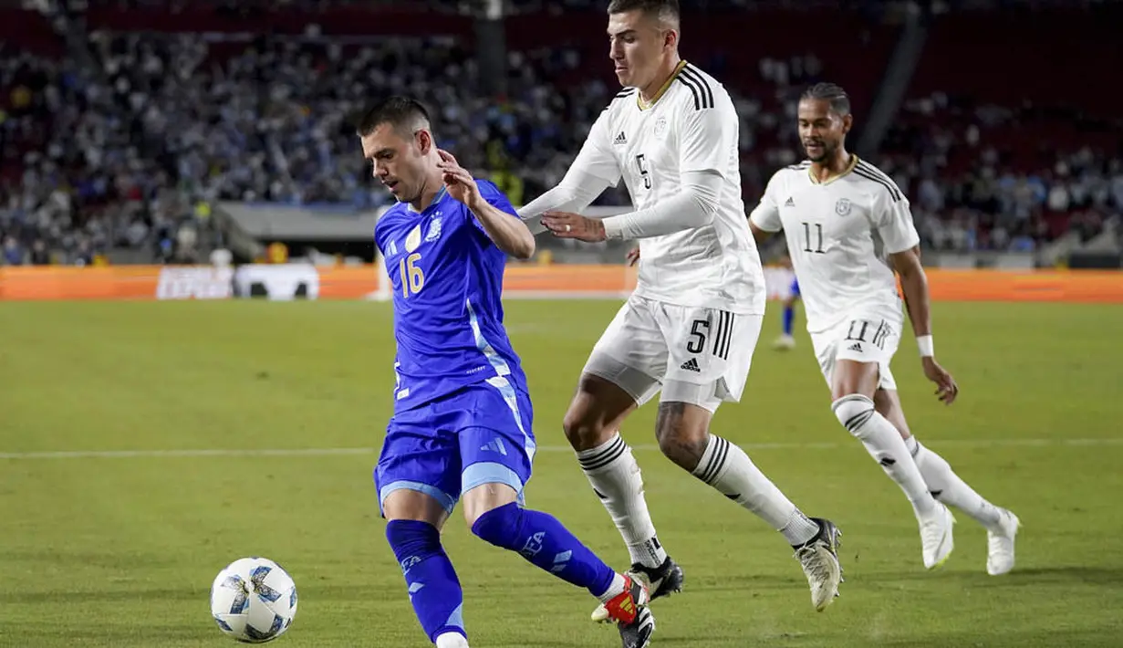 Pemain Argentina, Giovanni Lo Celso, berebut bola dengan pemain Kosta Rika, Fernan Faerron, dalam laga persahabatan yang digelar di Los Angeles Memorial Coliseum, Amerika Serikat, Rabu (27/3/2024). (AP Photo/Eric Thayer)