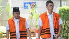 Tersangka kasus suap fasilitas mewah, eks Kalapas Sukamiskin Wahid Husein dan tersangka kasus suap proyek infrastruktur, Bupati Lampung Selatan nonaktif Zainudin Hasan (kiri) tiba untuk pemeriksaan di Gedung KPK, Selasa (9/10). (Merdeka.com/Dwi Narwoko)