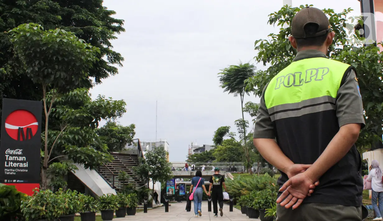 Salah satu personel Satpol PP yang bertugas di Taman Literasi Martha Christina Tiahahu mengimbau, masyarakat dapat melaporkan kepada petugas jika menemui indikasi pungli atau perilaku yang mencurigakan. (Magang/Liputan6.com/Muhammad Rizal)
