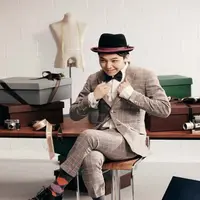 G Dragon, pentolan boyband Big Bang ini memang sudah terkenal dengan gaya yang super fashionable. Uniknya, gaya fesyen G Dragon memiliki ciri khas tersendiri dan tak ingin mengikuti gaya trend fesyen orang lain. (soompi/Bintang.com)
