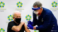 Presiden terpilih Joe Biden menerima dosis kedua dari vaksin virus corona di ChristianaCare Christiana Hospital di Newark, Delaware, pada 11 Januari 2021. (Foto: AP / Susan Walsh)