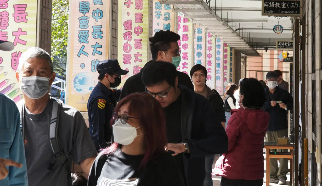 Orang-orang mengantre untuk memberikan suara mereka dalam pemilihan presiden di sebuah tempat pemungutan suara di sebuah sekolah dasar di New Taipei City pada tanggal 13 Januari 2024. (Sam Yeh/AFP)