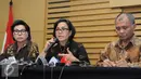Menkeu Sri Mulyani (tengah) memberikan keterangan pers di KPK terkait OTT Ditjen Pajak, Jakarta, Selasa (22/11). KPK mengamankan uang 148,500,000 Dolar Amerika atau senilai 1,9 milyar dalam OTT tersebut. (Liputan6.com/Helmi Afandi)