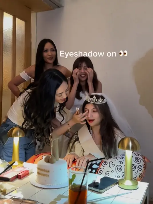 Di malam kebahagiaan tersebut Sarah Keihl sengaja dirias sahabat dan adiknya, Fahira Almira. Mulai dari Rachel Vennya, Ranty Maria hingga beberapa sahabat pria bule satu persatu mendandani Sarah Keihl. (Liputan6.com/IG/@sarahkeihl)