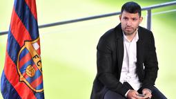 Sergio Aguero - Bomber asal Argentina yang baru bergabung dengan Barcelona musim ini secara mengejutkan memilih gantung sepatu. 
Aguero terpaksa mengakhiri kariernya lebih cepat lantaran tidak punya pilihan setelah didiagnosa mengalami kelaianan pada jantungnya. (AFP/Pau Barrena)