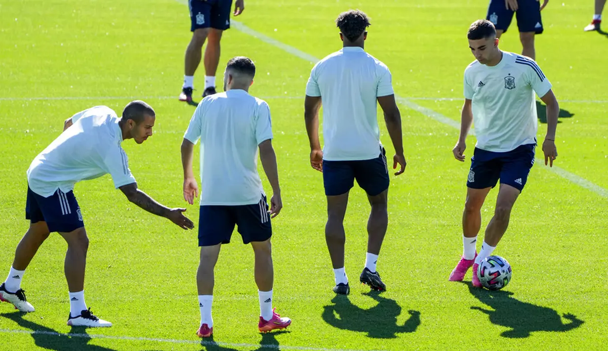 Pemain Spanyol Ferran Torres (kanan) menghadiri sesi latihan tim di sebelah rekan satu timnya di Las Rozas, Madrid, Spanyol, Senin (5/7/2021). Spanyol akan bermain melawan Italia pada pertandiangan semifinal Euro 2020. (AP Photo/Manu Fernandez)