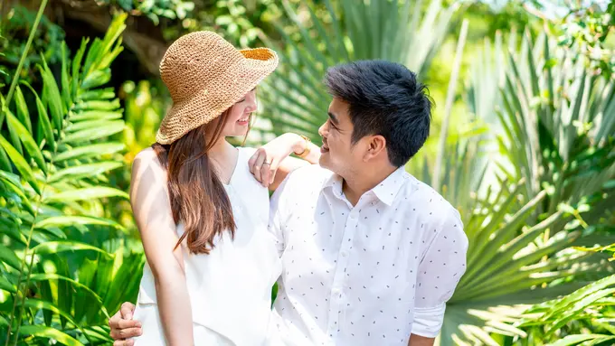 perempuan dan pasangan 5 mei 1