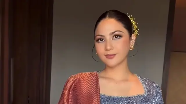 Penampilan Jessica Mila saat Hadir di Pernikahan Adat Batak pakai kebaya. [@merdisihombingluxury]