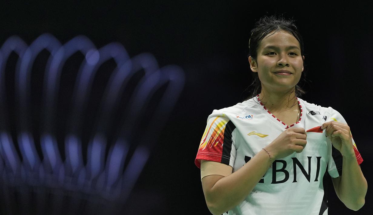 Selebrasi kemenangan tunggal putri Indonesia, Komang Ayu Cahya Dewi setelah mengalahkan wakil Jepang, Tomoka Miyzaki pada partai kelima laga pamungkas Grup C Piala Uber 2024 di Hi-Tech Zone Sports Centre Gymnasium, Chengdu, China, Rabu (1/5/2024). Komang Ayu Cahya Dewi menang dalam tiga gim (21-12, 14-21 dan 21-13). (AP Photo/Ng Han Guan)