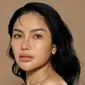 Nikita Mirzani pamer sejumlah potret terbaru setelah perseteruan dengan Rizky Irmansyah dan Lolly mereda. Netizen menyebutnya mirip Angelina Jolie. (Foto: Dok. Instagram @nikitamirzanimawardi_172)