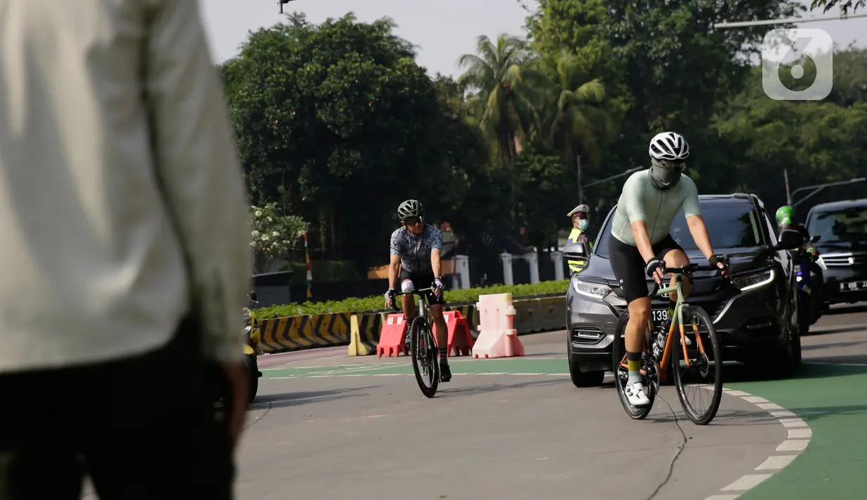 Pengguna sepeda berputar balik saat pengalihan jalur pesepeda di kawasan Sudirman-Thamrin, Jakarta, Minggu (5/9/2021). Pemberlakuan jalur ganjil genap pada masa PPKM membuat pengguna sepeda dilarang melintasi kawasan ganjil-genap pagi ini. (Liputan6.com/Angga Yuniar)
