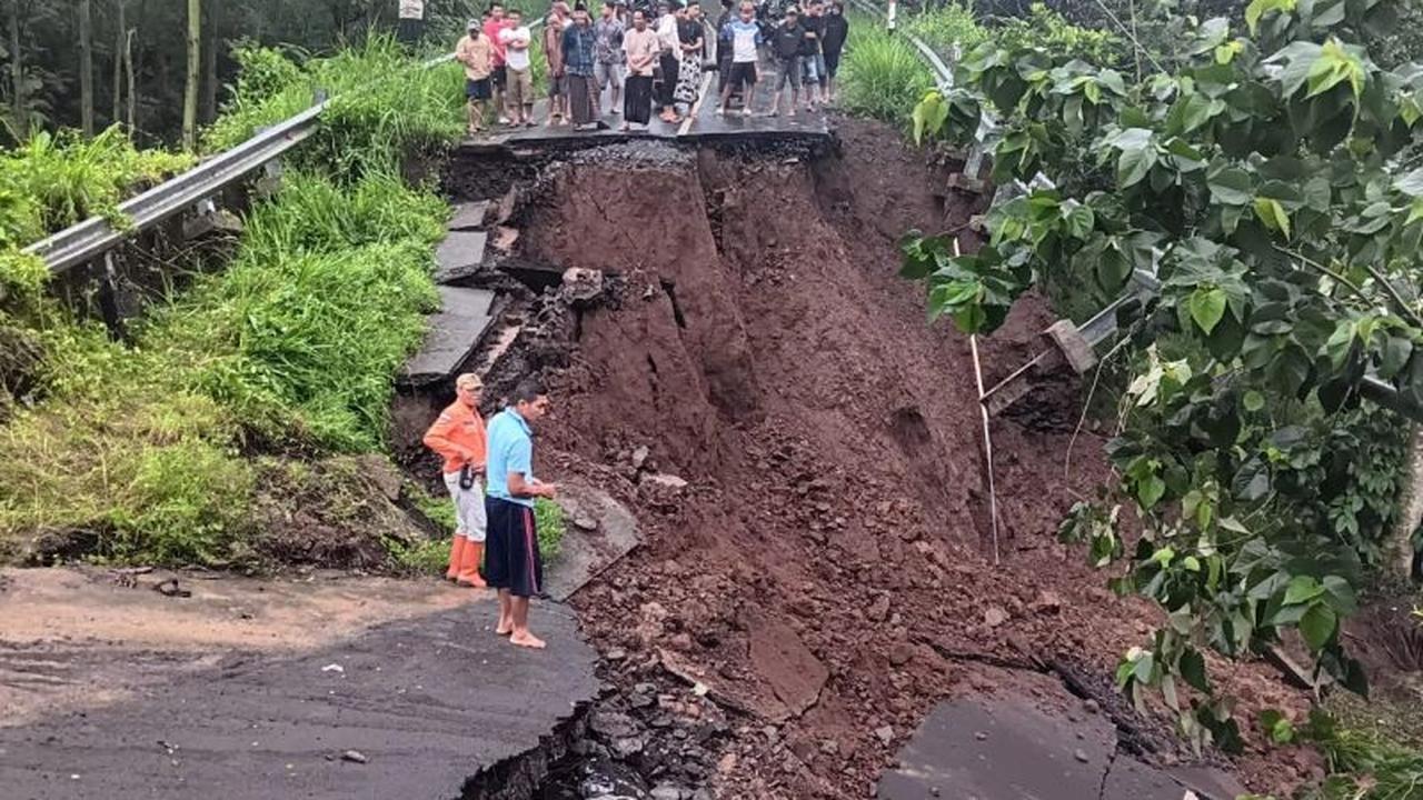 Akses Jalan Menuju Air Terjun Madakaripura Longsor, Dua Pengendara Terluka