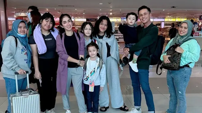 Ussy Sulistiawaty bersama keluarga liburan (Instagram/ussypratama)