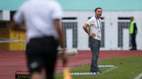 Pelatih kepala Persija Jakarta, Thomas Doll saat laga lanjutan BRI Liga 1 2022/2023 antara Persija Jakarta melawan PSIS Semarang di Stadion Wibawa Mukti, Cikarang, Kamis (16/03/2023). (Bola.com/Bagaskara Lazuardi)