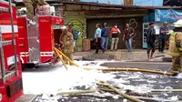 Petugas memadamkan kebakaran di Pangkalan Gas, Pondok Kelapa, Jakarta Timur. (Liputan6.com/Ahmad Apriyono)