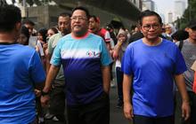 FOTO: Kompak Pakai Kaos dan Celana Pendek, Pasangan Pramono Anung-Rano Karno Olahraga Jalan Santai di CFD Jakarta