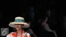 Model menggunakan topi anyaman berpose di atas catwalk saat parade desainer dalam acara pembukaan Jakarta Fashion Week 2017 di Senayan City, Jakarta, Sabtu (22/10). (Liputan6.com/Immanuel Antonius)