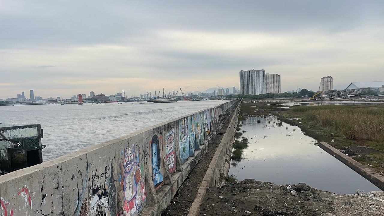Tanggul pengaman pantai Nizam Zachman, Muara Baru, Penjaringan, Jakarta Utara, Senin (8/12/2025).