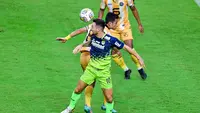 Gelandang Persib Bandung, Marc Klok (10) berduel di udara dengan gelandang FC Bekasi City, Agung Pribadi dalam laga uji coba di Stadion Gelora Bandung Lautan Api (GBLA), Sabtu (12/11/2022) petang WIB. (Dok. Persib)
