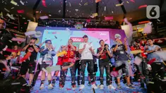 Kiper legendaris Manchester United, Peter Schmeichel, foto bersama fans saat menghadiri acara Vidio Premier League Festival di Cilandak Town Square, Jakarta, Sabtu (5/8/2023). (Liputan6.com/Faizal Fanani)
