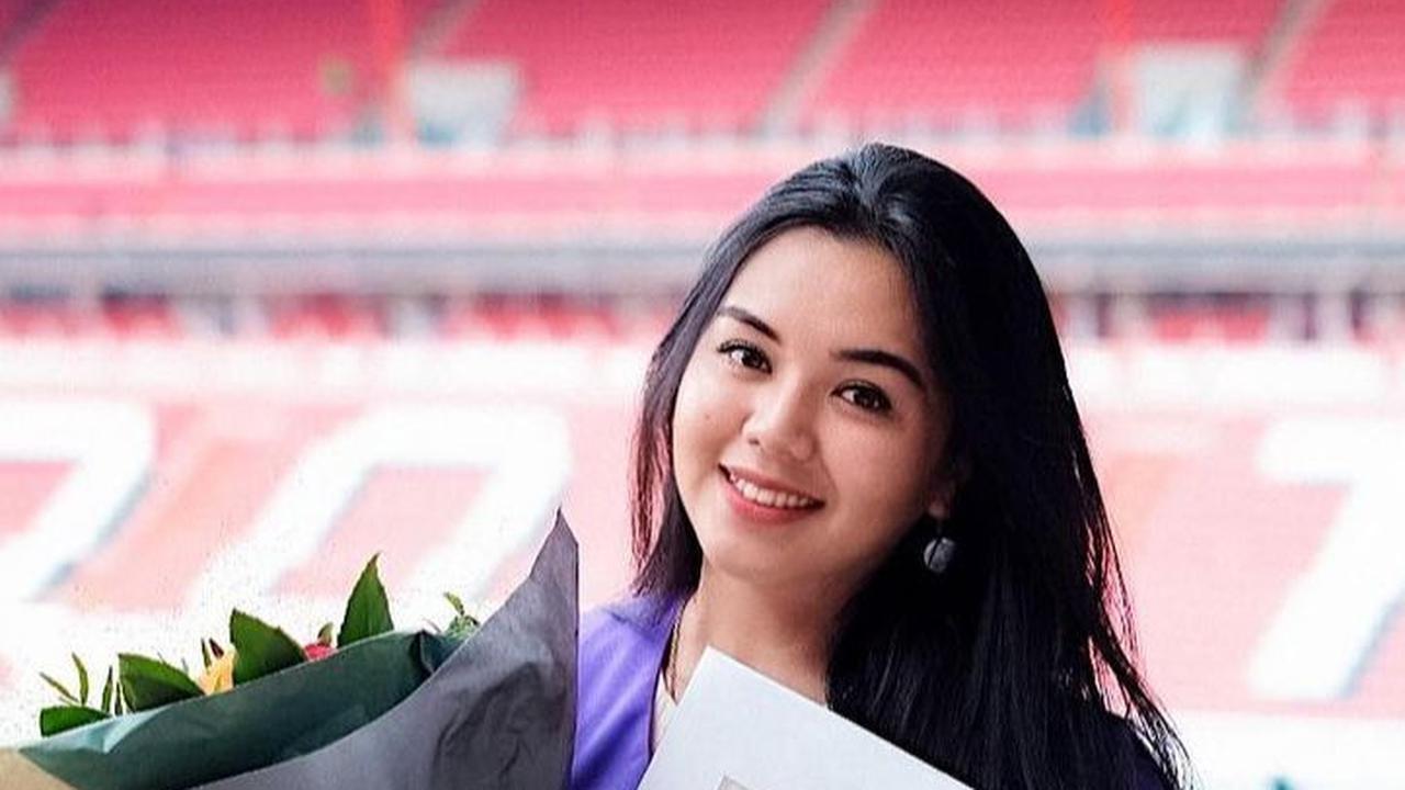 Bthari Ayeisha menempuh kuliah di Fontys University of Applied Sciences. Ia selama 4 tahun tinggal di Utrecht, Belanda. Bthari lulus di tahun 2020.