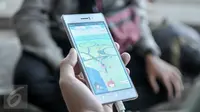 Layar handphone menunjukkan permainan Pokemon Go di area Kampus Universitas Indonesia (UI), Depok, Sabtu (6/8). Game Pokemon Go bisa diunduh langsung oleh pengguna iPhone, iPad, dan smartphone maupun tablet Android. (Liputan6.com/Yoppy Renato)