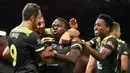 Pemain Southampton, Michael Obafemi (tengah) berselebrasi usai mencetak gol ke gawang Manchester United pada pertandingan lanjutan Liga Inggris di Old Trafford di Manchester, Inggris (13/7/2020). MU bermain imbang 2-2 atas  Southampton. (AP Photo/Dave Thompson,Pool)