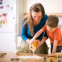 Wih, masak-masak bersama dengan si kecil pasti menyenangkan. Ini ada 2 resep sederhana yang bisa kamu praktikkan bersamanya.