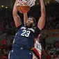 Aksi pemain New Orleans Pelicans, Anthony Davis saat melakukan dunks pada laga Playoffs game ke-2 NBA basketball di Moda Center, Portland, (17/4/2018). Pelicans menang 111-102. (AP/Craig Mitchelldyer)