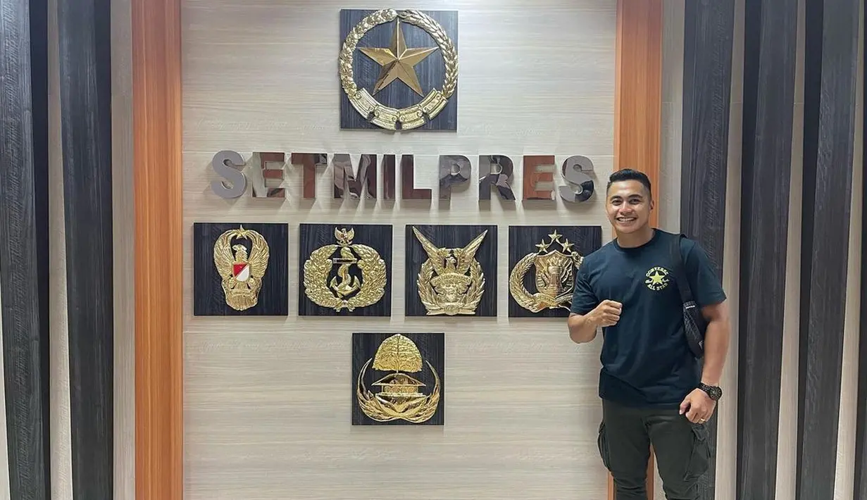 <p>Dengan penampilan kasual, Aprilio Manganang pamerkan otot lengannya yang kekar. (FOTO: instagram.com/manganang92/)</p>
