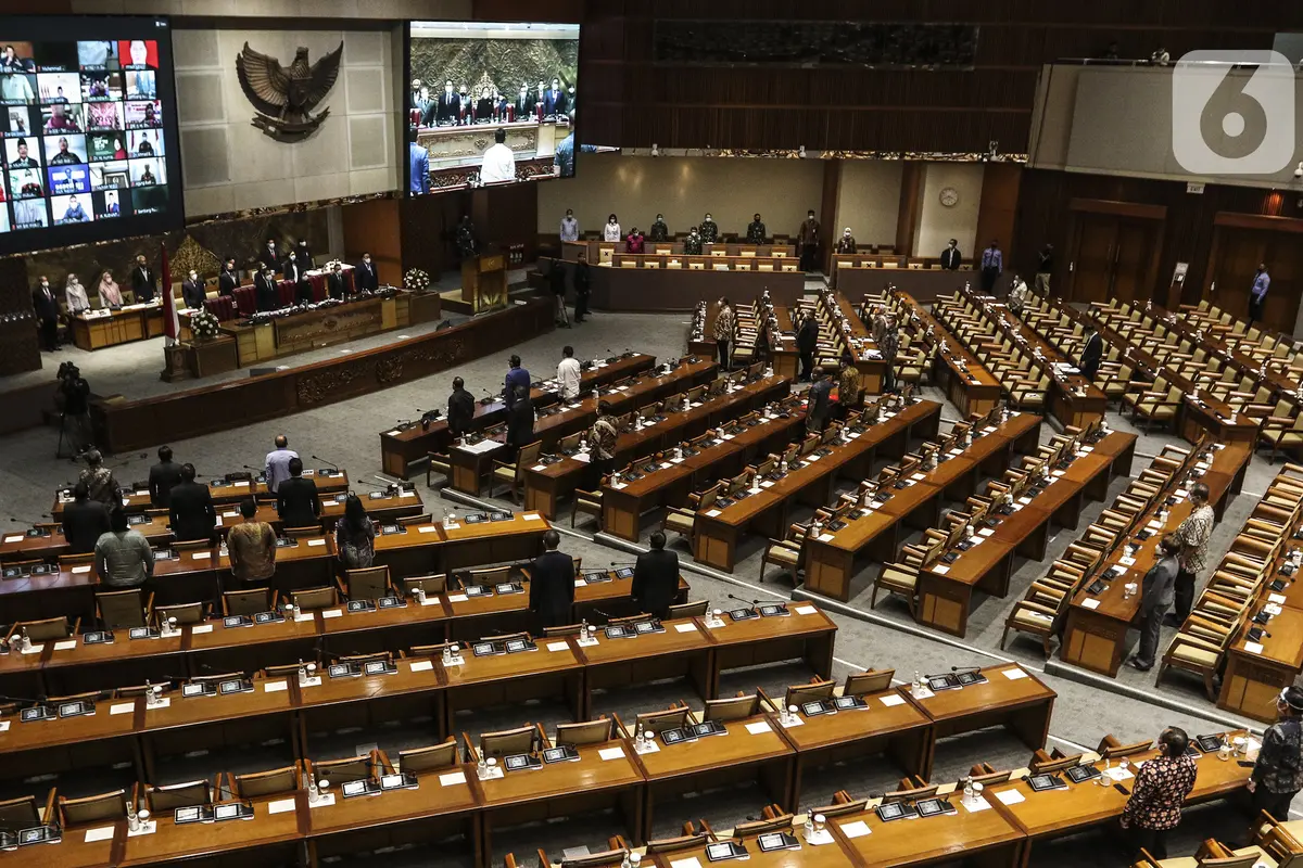 FOTO: Diwarnai Aksi Walk Out, DPR Sahkan RUU Omnibus Law Cipta Kerja Jadi Undang-Undang