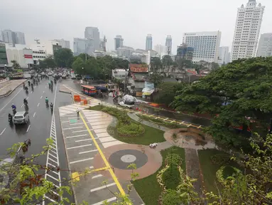 Pemandangan trotoar di Jalan Jatibaru Raya, Tanah Abang, Jakarta, Senin (21/11). Meskipun belum sepenuhnya selesai, namun trotoar yang dulu dipenuhi PKL tersebut kini telah berubah menjadi bersih dan asri. (Liputan6.com/Immanuel Antonius)