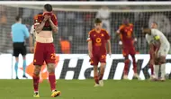 Pemain AS Roma, Gianluca Mancini, tertunduk lesu setelah ditaklukkan Bayer Leverkusen dalam duel leg pertama semifinal Liga Europa di Stadion Olimpico, Roma,  Jumat (3/5/2024). (AP Photo/Alessandra Tarantino)