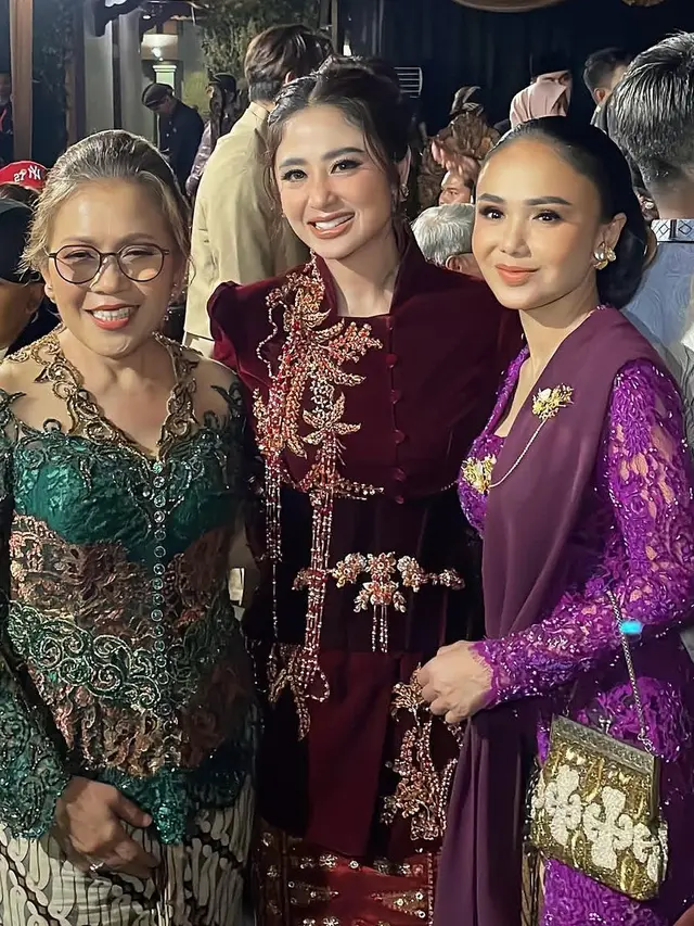 Dewi Perssik Hadir di Pernikahan Anak Soimah. [@dewiperssik9]