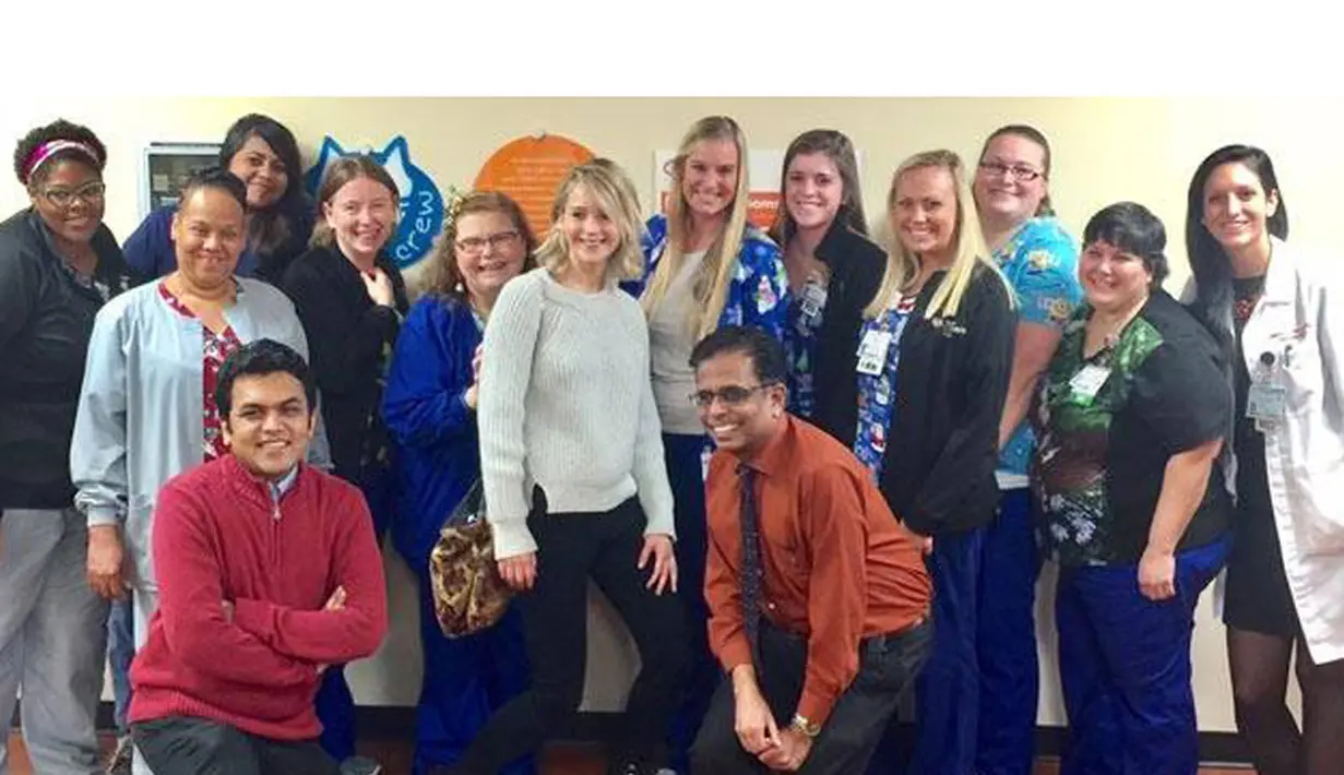 Artis muda Jennifer Lawrence berbagi kebahagiaan di hari Natal dengan mengunjungi rumah sakit anak Norton di Louisville, Kentucky. Kedatangannya saat itu tentu saja menghadirkan senyuman pada anak-anak. (Facebook/wave3news)