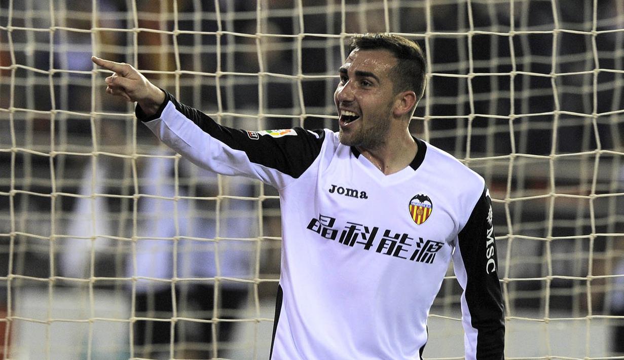 1. Paco Alcacer, sulit bagi mantan striker Valencia ini untuk menembus skuat utama Barcelona. Kemungkinan penyerang asal Spanyol tersebut hanya akan jadi pelapis Lionel Messi, Luis Suarez dan Neymar Jr. (AFP/Jose Jordan)