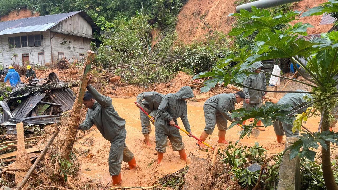 43 Warga Meninggal Akibat Tragedi Banjir dan Longsor di Sumut, 1.030 Polisi Disebar Tangani Bencana