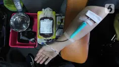 Warga melakukan donor darah saat Ramadan dalam mobil milik PMI Kota Tangerang, Banten, Kamis (15/4/2021). Donor darah dalam mobil tersebut dilakukan PMI untuk menarik minat masyarakat agar mendonorkan darah dan dapat menjaga stok darah aman selama bulan puasa. (Liputan6.com/Angga Yuniar)
