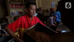 Toko ini sekaligus menjadi tempat penggilingan, peracikan, sekaligus pengemasan kopi cap Bis Kota. (Liputan6.com/Angga Yuniar)